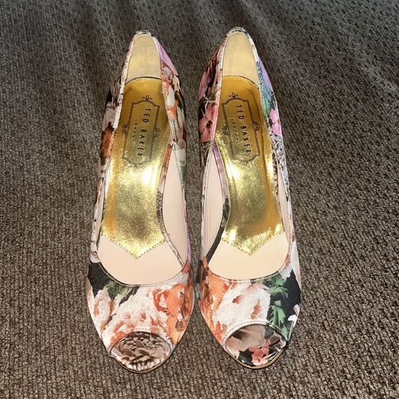 Ted Baker Svanad Green Satin Floral Leather
Peep Toe Pumps 37 - Picture 3 of 7